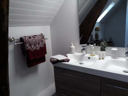 Salle de bain privative à l'étage