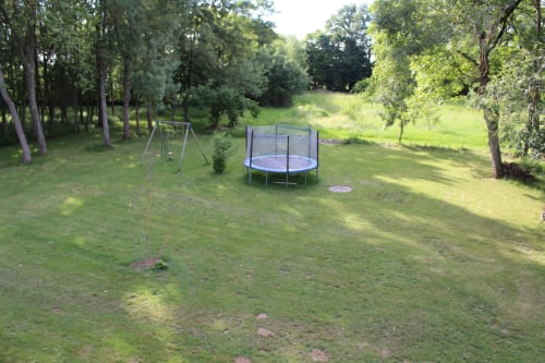 Trampoline. Domaine de la Touche. Chambres d'hôtes. Table d'hôtes. Mosnay. Indre.