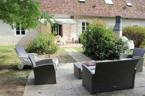 Salon extérieur. Domaine de la Touche. Chambres d'hôtes. Table d'hôtes. Mosnay. Indre.