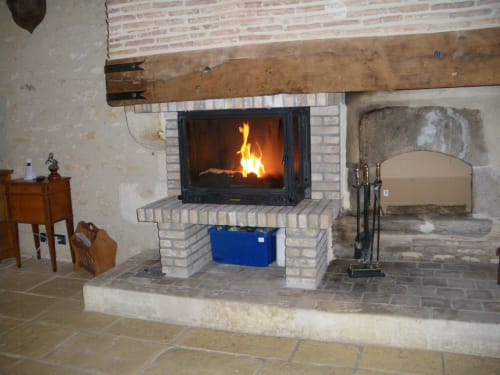 Feu de cheminée. Domaine de la Touche. Chambres d'hôtes. Table d'hôtes. Mosnay. Indre.