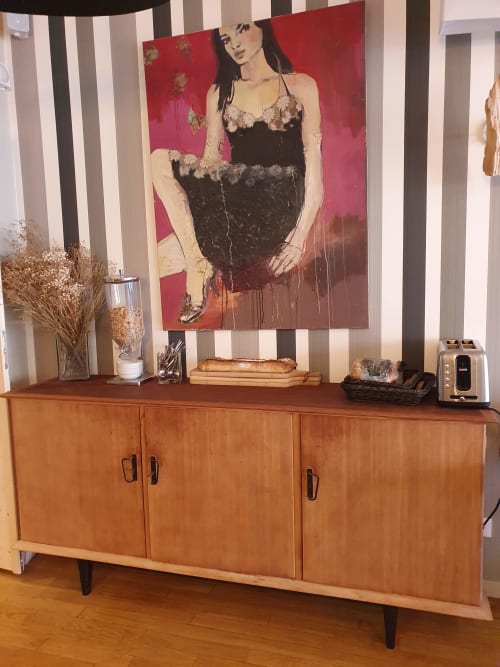 Commode vintage avec papier peint rayé et portrait moderne à l'hôtel Les Cabines à Houlgate