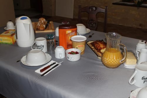 Petit-déjeuner. Domaine de la Touche. Chambres d'hôtes. Table d'hôtes. Mosnay. Indre.