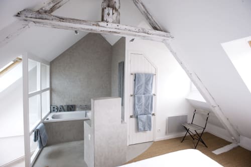 Salle de bain moderne sous les combles avec baignoire, douche et vue sur le port au gîte Les Filles du Bord de Mer à Port-en-Bessin-Huppain