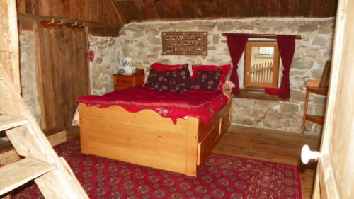 chambre -lit double - gîte du bois de l'ours - orcière  