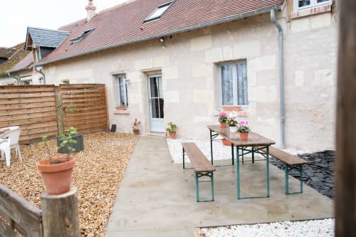 Patio du gîte Wat avec table de pique-nique et fleurs aux Gîtes des Châteaux, Vallières-les-Grandes, France