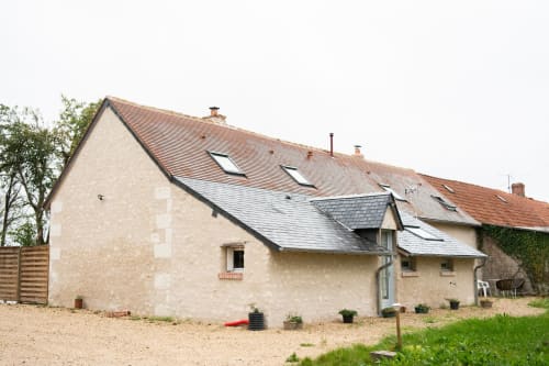 Gîte aux murs chaulés, toit ardoisé et lucarnes à Vallières-les-Grandes