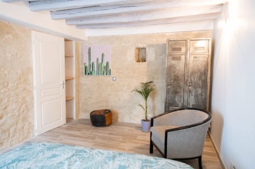 Chambre du gîte Wat aux gîtes des châteaux à Vallières-les-Grandes avec poutres en bois, plantes en pot et style moderne