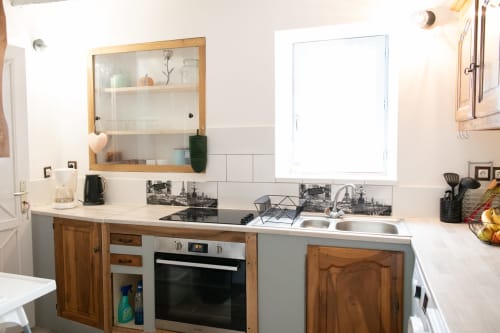 Cuisine moderne au Gîte les Brûleries du domaine Les gîtes des châteaux à Vallières-les-Grandes, avec mobilier en bois