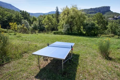 Table de ping pong. La Cascade. Nature. Chambres d'hôtes et Location de Villa. Courmes. Alpes-Maritimes.