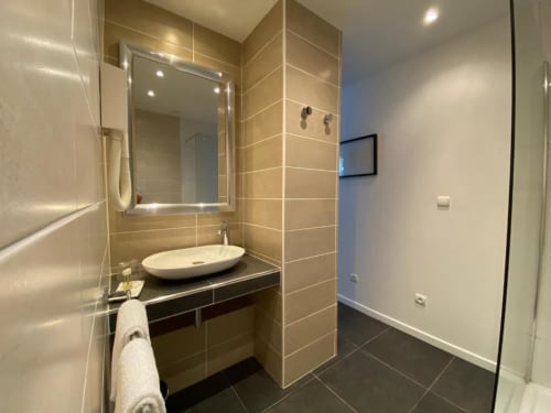 Shower room area, Piana Villa Limone bedroom, the De Calenzana guest house near Calvi.