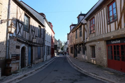 Provins. Cité médiévale. Ruelle. Maisons colombages. Les environs. Demeure de la Garenne. Hébergements insolites. Chambres d'hôtes. Montmirail.