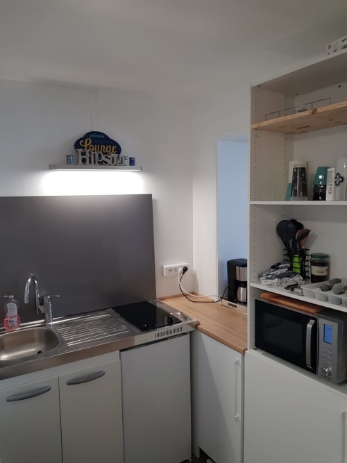 Kitchenette compacte au cottage Chez Anatole à Vue D'ici, Saint Valery sur Somme avec évier, cuisinière, micro-ondes et ouvert