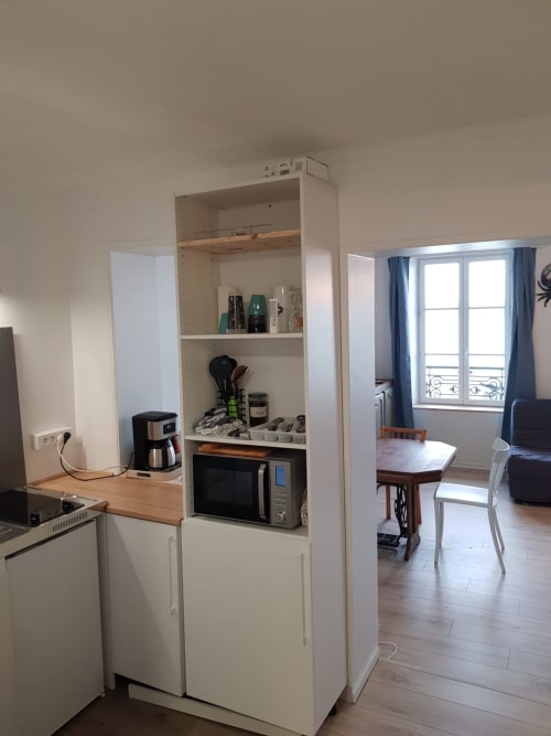 Kitchenette compacte avec micro-ondes et cafetière dans une chambre du gîte Vue D'ici à Saint Valery sur Somme
