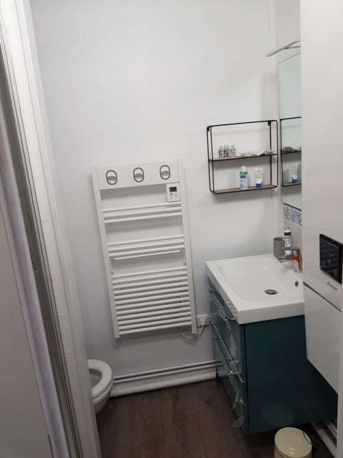 Salle de bain moderne du gîte CHEZ ANATOLE à Vue D'ici B&B, Saint Valery sur Somme, avec lavabo, toilettes, sèche-serviettes chauffant et