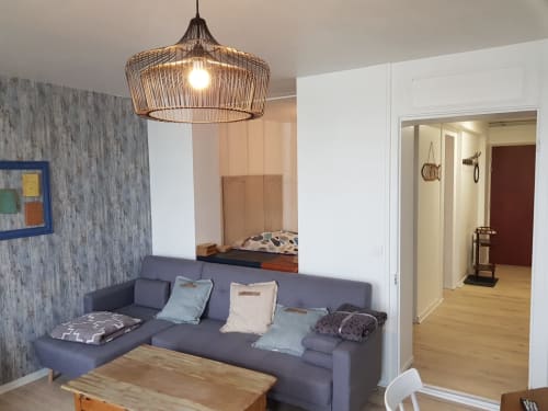 Séjour moderne du gîte Chez Anatole à Vue D'ici B&B, Saint Valery sur Somme avec canapé gris et luminaires suspendus
