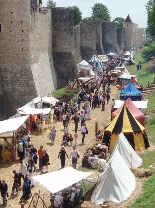 Remparts. Provins. Balade. Fête médiévale. Les environs. Demeure de la Garenne. Hébergements insolites. Chambres d'hôtes. Montmirail.