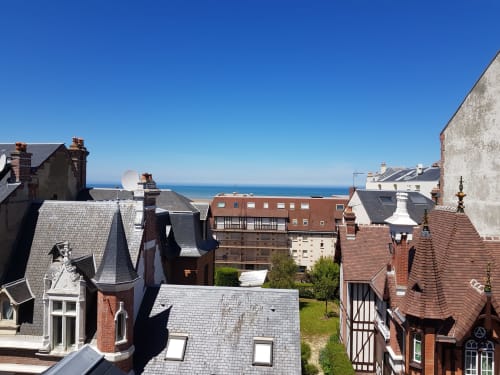 L'hôtel Les Cabines à Houlgate offre une vue panoramique sur cette station balnéaire aux villas victoriennes et à la mer