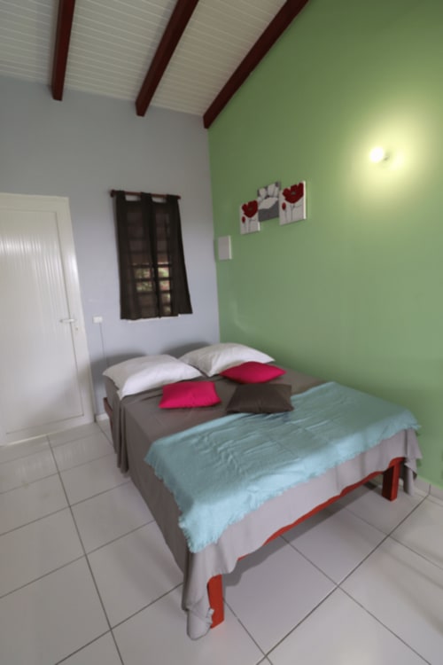 Chambre. Résidence Les Terrasses de Boisvin. Les Abymes. Les Gîtes de l'Union. Locations d'appartements et chambres. Guadeloupe.