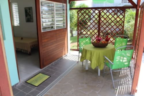 Table extérieur. Les Gîtes de l'Union. Locations d'appartements et chambres. Guadeloupe.
