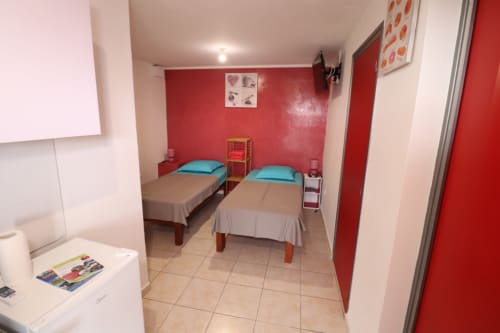 Lits jumeaux. Les Gîtes de l'Union. Locations d'appartements et chambres. Guadeloupe.