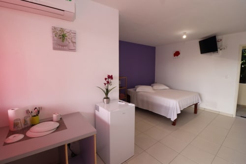 Lit double. Les Gîtes de l'Union. Locations d'appartements et chambres. Guadeloupe.