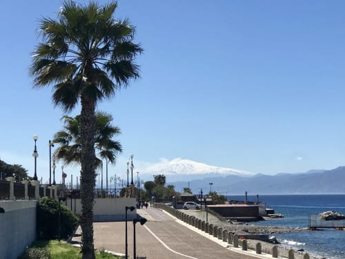 Lungomare con vista etna, centro storico