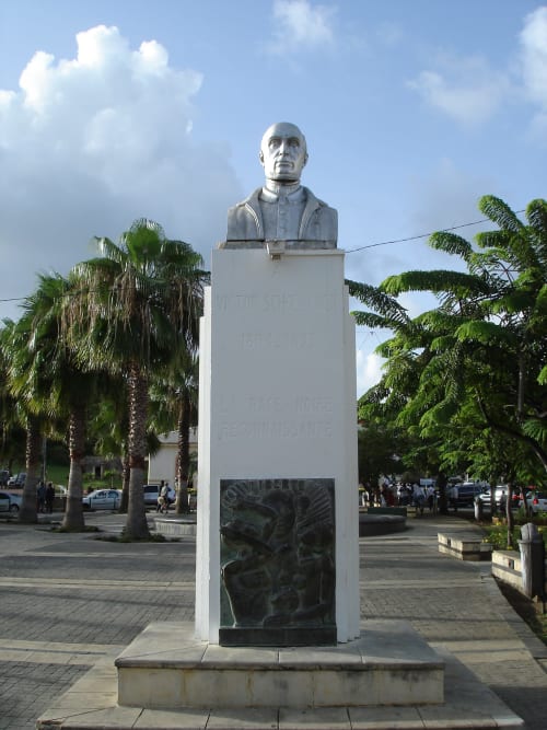 Statue. Les Gîtes de l'Union. Locations d'appartements et chambres. Guadeloupe.
