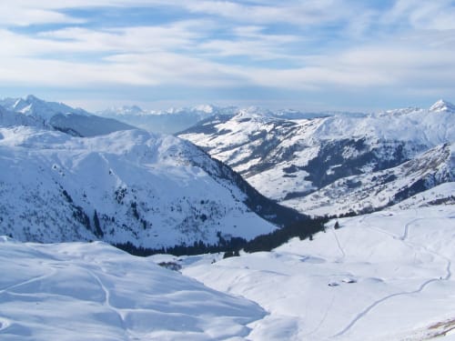 Vallée alpine enneigée et montagnes près du Gîte Les Boleros à Queige, France