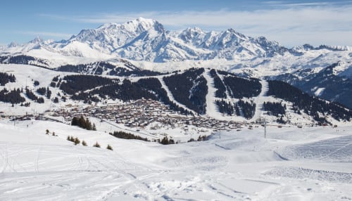 Station de ski alpine avec pistes enneigées, village et massif du Mont-Blanc en arrière-plan près de Queige