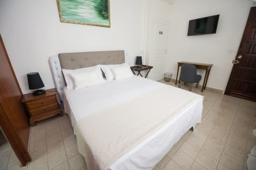 Lit double. Papaye. Locastudio. Locations Appartements. Guadeloupe.