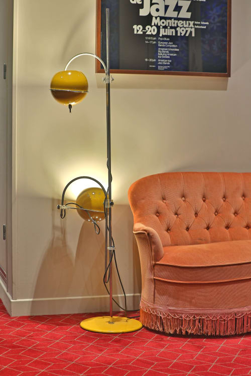 Lampadaire jaune vintage et fauteuil capitonné orange à l'Hôtel Louvre Richelieu Paris, décor mid-century moderne avec ambiance jazz