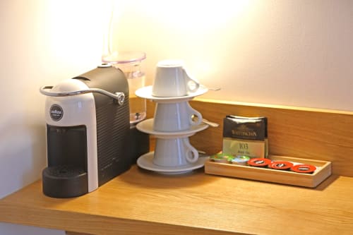 Machine à café et infuseur à thé sur étagère en bois à l'Hôtel Louvre Richelieu Paris