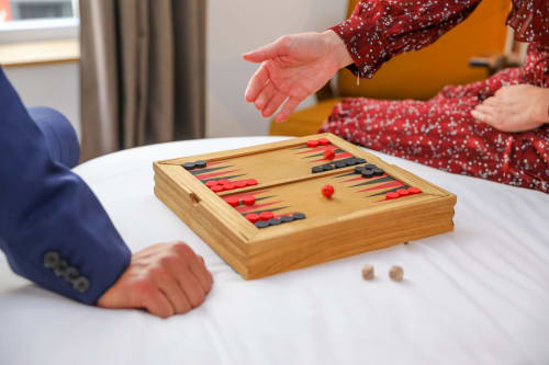 Deux clients jouent au backgammon à l'Hôtel Louvre Richelieu à Paris