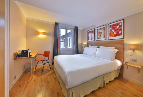 Chambre Double Confort à l'Hôtel Louvre Richelieu à Paris avec lit queen-size, bureau et équipements modernes