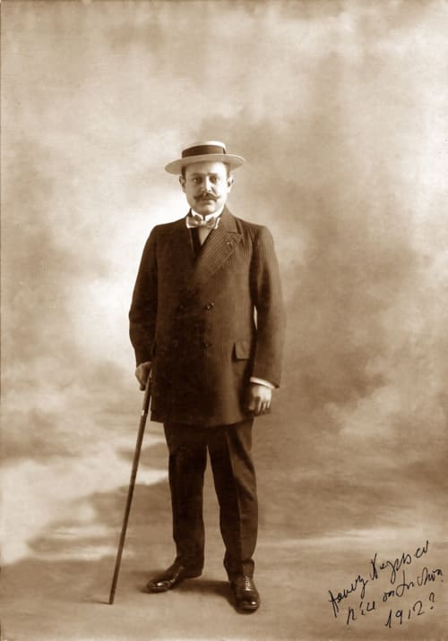 Photo noir et blanc. Henri Negresco. Domaine de Montlaur. Gîtes de Charme. Jardins et piscines privatifs. 4 épis gîtes de France. Pays Cathare. Val De Dagne Montlaur.