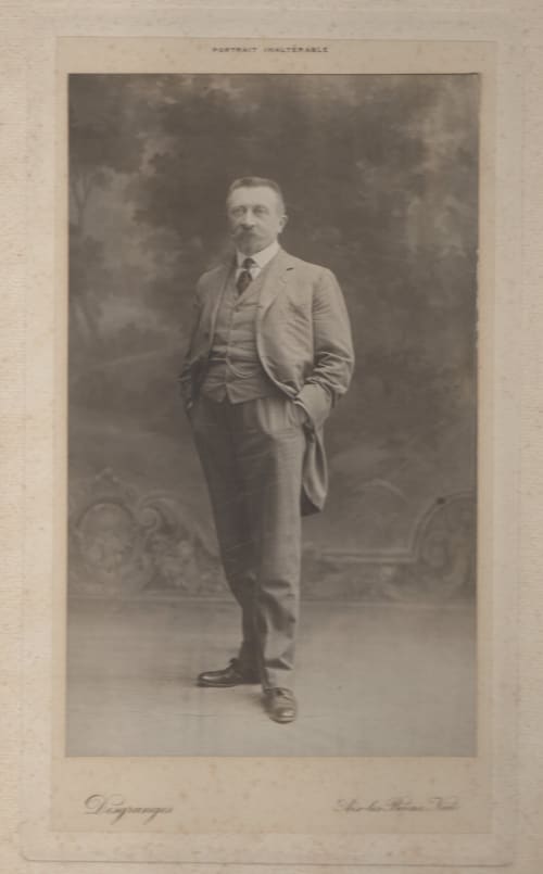 Photo noir et blanc. Édouard Niermans. Domaine de Montlaur. Gîtes de Charme. Jardins et piscines privatifs. 4 épis gîtes de France. Pays Cathare. 