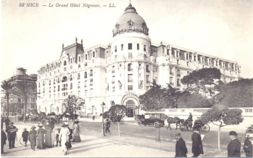 Photo noir et blanc. Grand hôtel Negresco. Domaine de Montlaur. Gîtes de Charme. Jardins et piscines privatifs. 4 épis gîtes de France. Pays Cathare. Val De Dagne Montlaur.