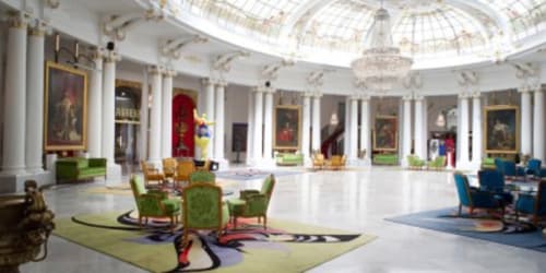 Salon. Domaine de Montlaur. Gîtes de Charme. Jardins et piscines privatifs. 4 épis gîtes de France. Pays Cathare.