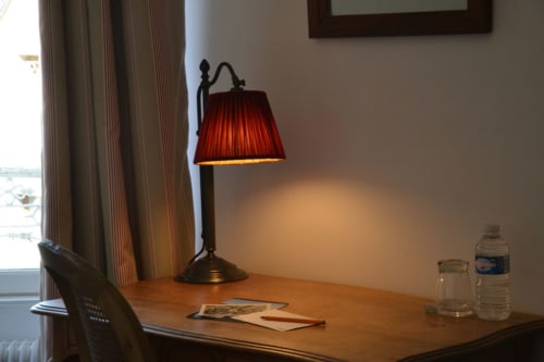 Lampe. Chambre Proust. Le Clos Sainte-Marie. Chambres d'hôtes. Mesland. Blois et Amboise.