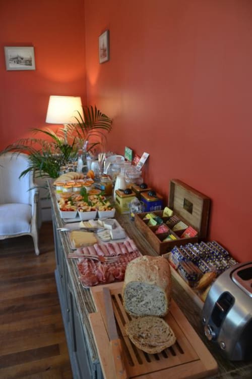 Petit déjeuner. Le Clos Sainte-Marie. Chambres d'hôtes. Mesland. Blois et Amboise.