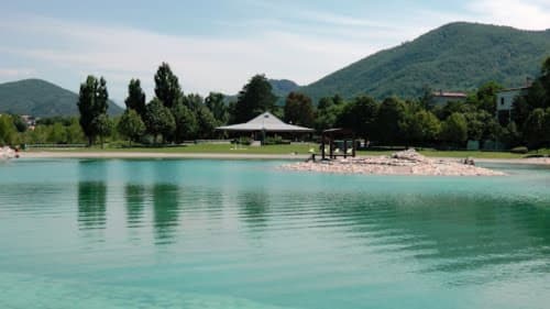 louer un appartement dans le sud - vacances en provence - location grimaud - balade autour d'un lac dans le sud