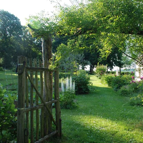 Portail du jardin. Château de Vaux. Gîte de charme. Gesnes le Gandelin. Sarthe. 200 km de Paris.