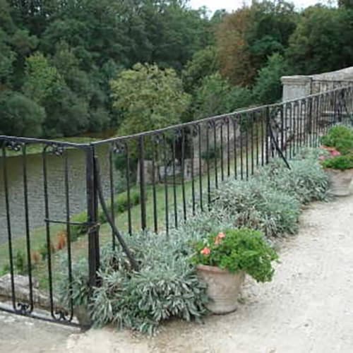 Balcon. Château de Vaux. Gîte de charme. Gesnes le Gandelin. Sarthe. 200 km de Paris.