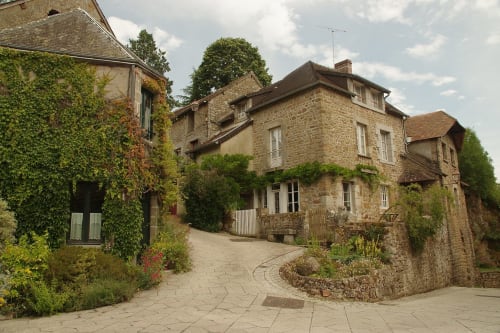 St Géneri le Gérei. Château de Vaux. Gîte de charme. Gesnes le Gandelin. Sarthe. 200 km de Paris.