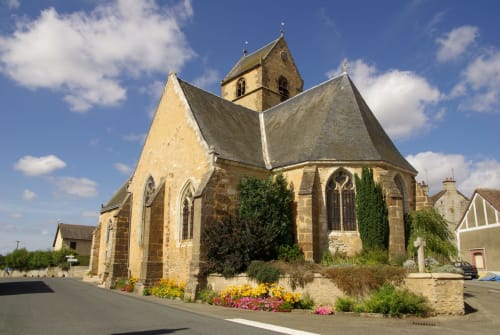 eglise. Château de Vaux. Gîte de charme. Gesnes le Gandelin. Sarthe. 200 km de Paris.