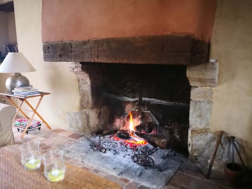 Cheminée. Château de Vaux. Gîte de charme. Gesnes le Gandelin. Sarthe. 200 km de Paris.