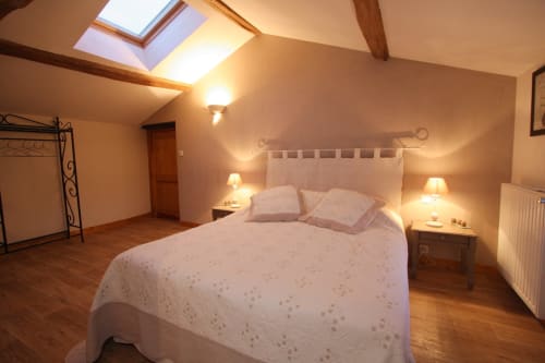 chambre d'hôtes avec lit double et éclairage chaleureux sous les combles