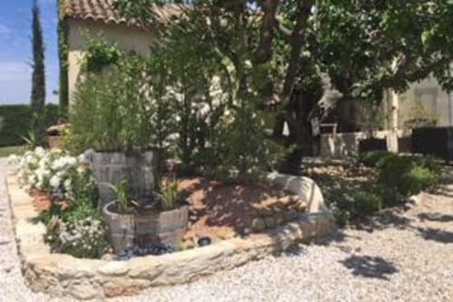 Fontaine du mas des arômes-table d'hôtes-gite-Provence-Avignon