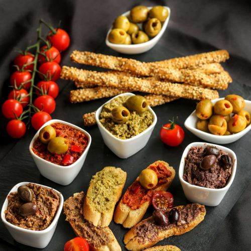 Aperitif. Appetizer tray. Apero. Dinner aperitif. Charcuterie. Cheese. Sausage. Chamonix.Concierge Chamonix. Conciergerie Gypaete. Property rental