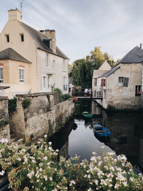 Pont. Logis de Saint Jean. Chambres d'hôtes. Bayeux.